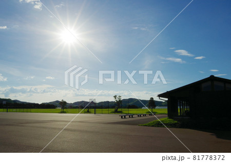 夏の午後の太陽と青い空と白い雲と公園のイベント広場の風景 夏の午後の太陽と青い空と白い雲と公園のイベント広場の風景 81778372