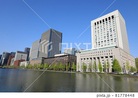 日比谷濠と丸の内の高層ビル群 81778448