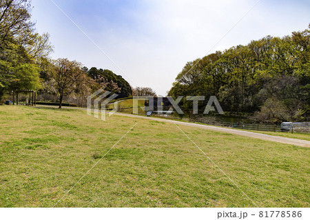 茨城県自然博物館の芝生広場と反町閘門橋 茨城県自然博物館の芝生広場と反町閘門橋 81778586