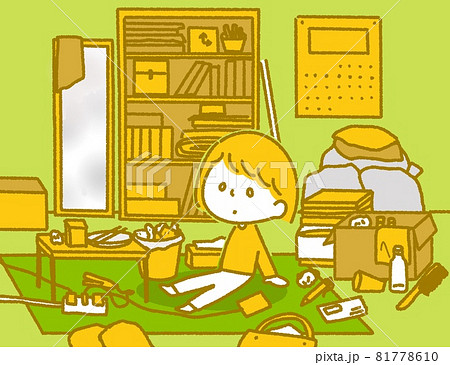 散らかった部屋で呆然と座る女性 81778610