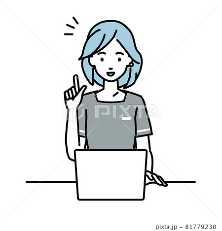 デスクで座ってPCを開いて何かひらめいたエステ店員の女性 81779230