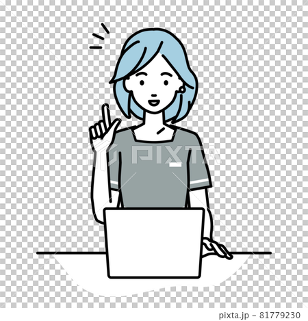 デスクで座ってPCを開いて何かひらめいたエステ店員の女性 81779230