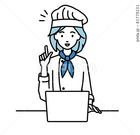 デスクで座ってPCを開いて何かひらめいた調理師の女性 81779231