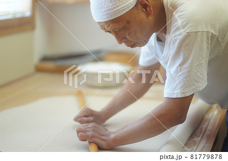 そばを打つ男性 81779878