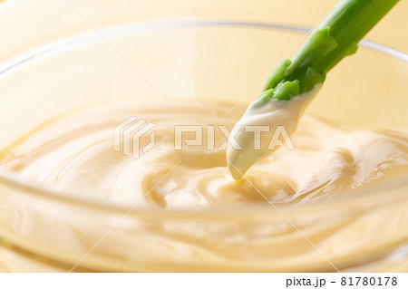 アスパラガスに手作りマヨネーズをつける 81780178