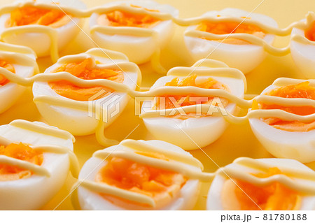 マヨネーズのかかったゆで卵 81780188