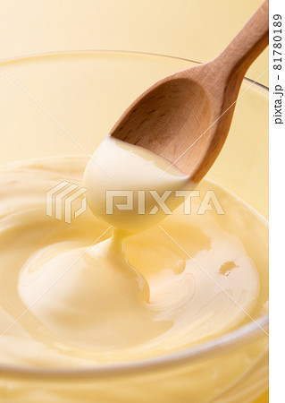 マヨネーズをスプーンですくう 81780189