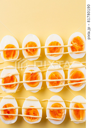 マヨネーズのかかったゆで卵 81780190