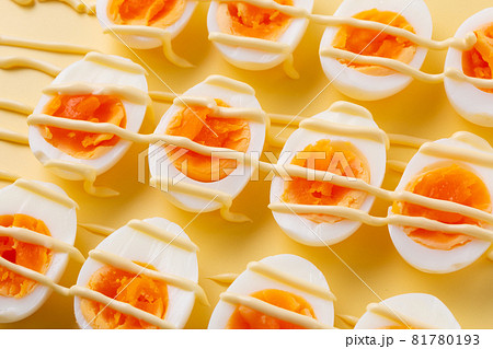 マヨネーズのかかったゆで卵 マヨネーズのかかったゆで卵 81780193