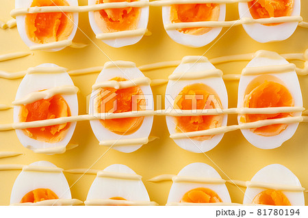 マヨネーズのかかったゆで卵 81780194