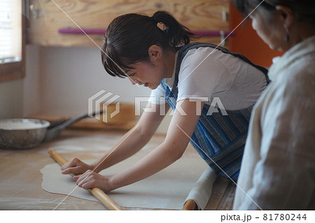 そば打ちをする女性 81780244