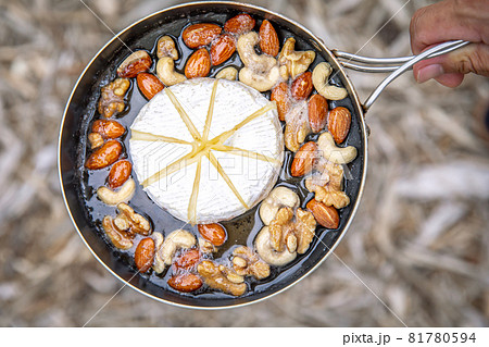 アウトドア料理　キャンプ飯　チーズ料理　まるごとカマンベール　カフェごはん　スキレット料理　ワインに 81780594