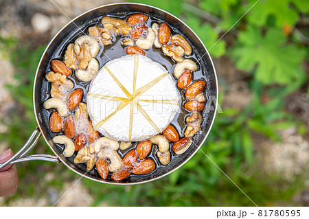 アウトドア料理　キャンプ飯　チーズ料理　まるごとカマンベール　カフェごはん　スキレット料理　ワインに 81780595