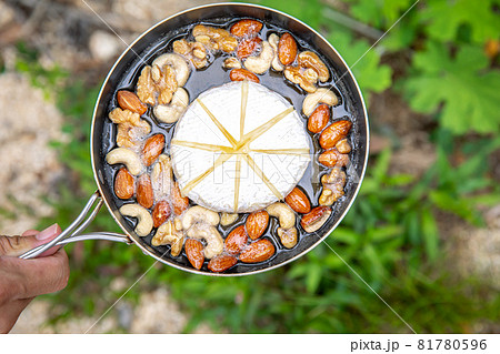 アウトドア料理　キャンプ飯　チーズ料理　まるごとカマンベール　カフェごはん　スキレット料理　ワインに 81780596