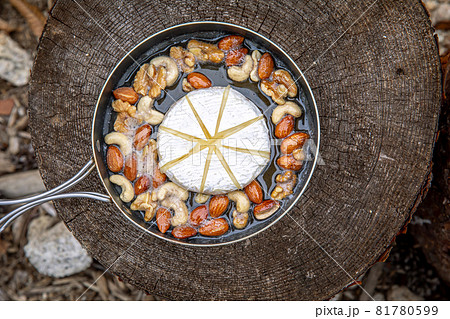 アウトドア料理　キャンプ飯　チーズ料理　まるごとカマンベール　カフェごはん　スキレット料理　ワインに 81780599