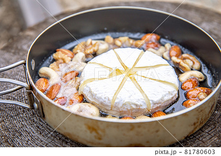 アウトドア料理　キャンプ飯　チーズ料理　まるごとカマンベール　カフェごはん　スキレット料理　ワインに 81780603