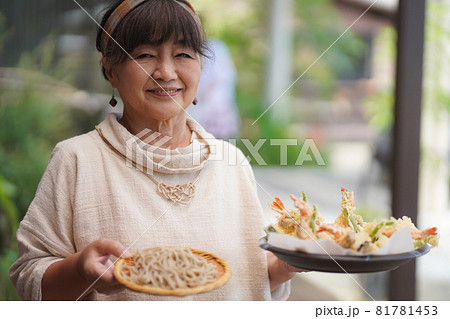食事を提供する女性 食事を提供する女性 81781453