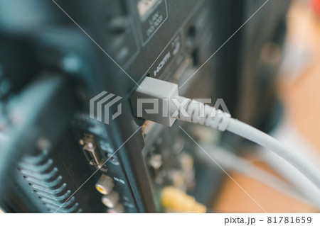 HDMIケーブルをテレビに差し込む HDMIケーブルをテレビに差し込む 81781659