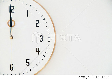 12時の時計　半分 81781707