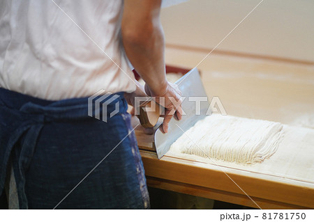 そばを切る男性の手元 81781750