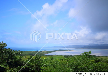 大岳展望台から眺める小浜島の風景と西表島 81781751