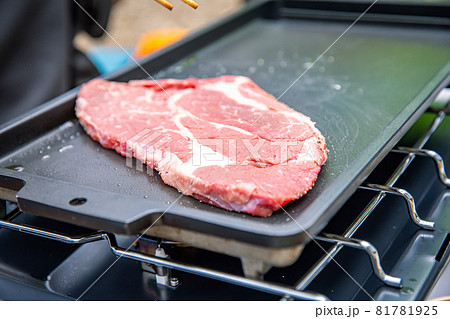 バーベキュー BBQ 鉄板焼き 肉 おうち時間 休日の過ごし方 バーベキュー BBQ 鉄板焼き 肉 おうち時間 休日の過ごし方 81781925