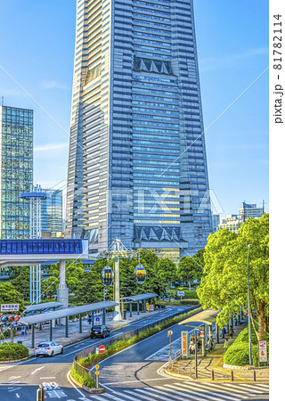 横浜桜木町の都市風景　ロープウェイとバス停とランドマークタワー 81782114