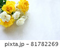 コーナーにある黄色と白のバラの花束 81782269