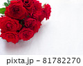 コーナーにある赤いバラの花束 81782270