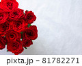 コピースペースがある赤いバラの花束 81782271