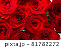 赤いバラの花のクローズアップ 81782272