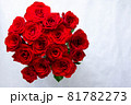コピースペースがある赤いバラの花束 81782273