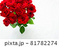 コピースペースがある赤いバラの花束 81782274