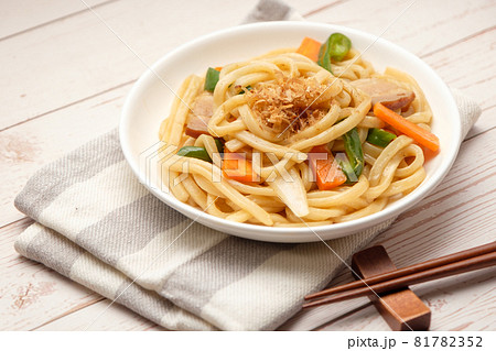 野菜たっぷり 美味しい 焼うどん 白バック コピースペース 野菜たっぷり 美味しい 焼うどん 白バック コピースペース 81782352