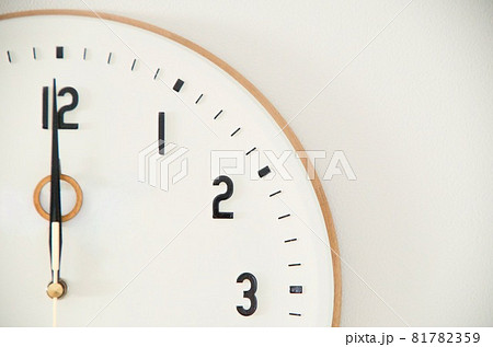 12時の時計　アップ 81782359
