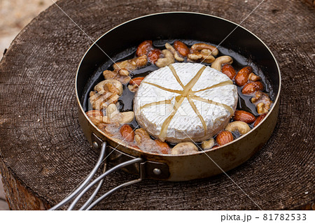 キャンプ飯　アウトドア　アウトドア料理　休日ランチ　チーズ料理　男飯 81782533