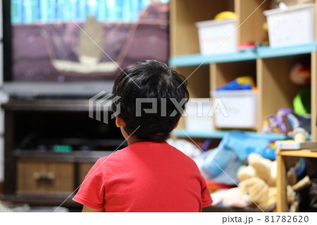 猫背の子供がテレビでアニメを見ている 81782620