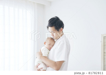 赤ちゃんを抱く父親 赤ちゃんを抱く父親 81782811