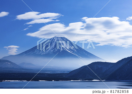 富士山と笠雲 山梨県本栖湖にて 富士山と笠雲 山梨県本栖湖にて 81782858