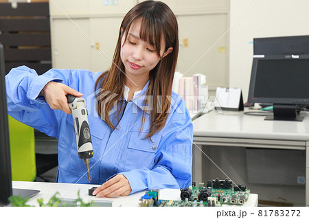 電動ドライバでネジを回す女性エンジニア1 81783272