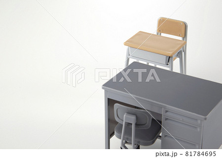 学生_机と椅子 81784695