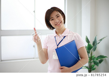 ファイルを持つ介護士 81785254