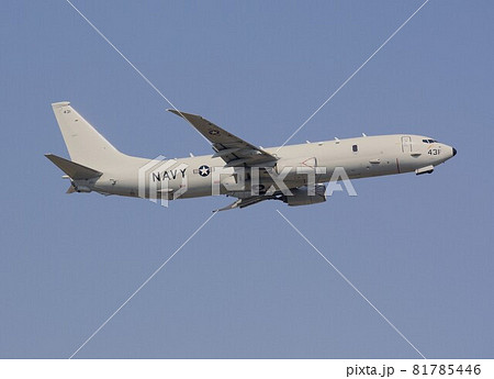 快晴の青空を飛行する米海軍のP-8Aポセイドン哨戒機 81785446