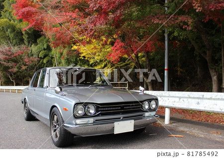 旧車と紅葉　日本の風景 81785492
