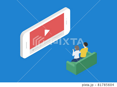 スマホで動画を視聴する夫婦のイラスト素材 81785604