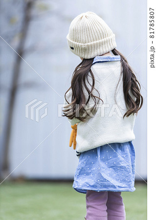 子供 後ろ姿 子供 後ろ姿 81785807