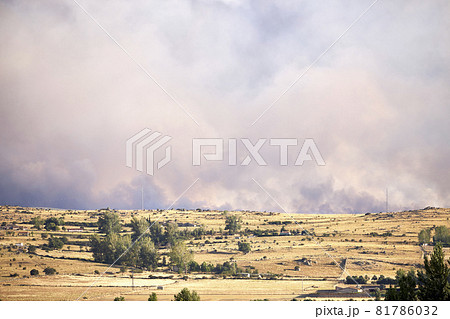 Dark and dense smoke clouds from a fire in Spain. Close-up of a large smoke cloud in the sky from a forest fire 81786032