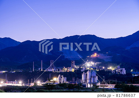 三重県いなべ市のセメント工場の工場夜景 81786637