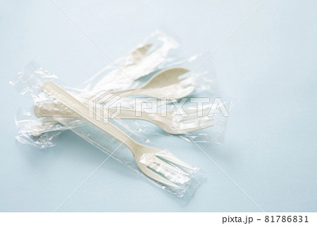 プラスチックのフォークとスプーン プラスチックのフォークとスプーン 81786831