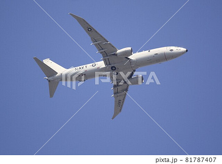 快晴の青空を飛行する米海軍のP-8Aポセイドン哨戒機 81787407